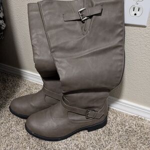 Stylish Gray Women's Boots - 9wide